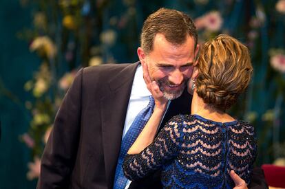 Do&ntilde;a Letizia besa a Felipe VI durante la ceremonia de entrega de los Premios Pr&iacute;ncipe de Asturias 2014. Llevaba el pelo recogido en un mo&ntilde;o bajo en forma de trenza.