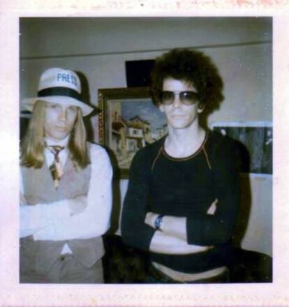 Con Lou Reed, muy serios los dos, muy jóvenes y muy rockeros.