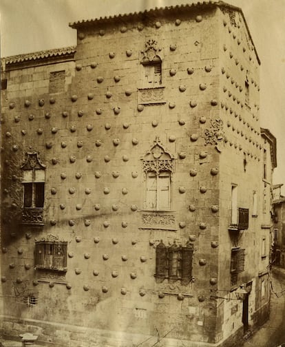 Una exposición en el Centro Andaluz de la Fotografía y una monografía recuperan la obra del olvidado fotógrafo francés Louis Masson, que retrató monumentos como la Casa de las Conchas, en Salamanca.