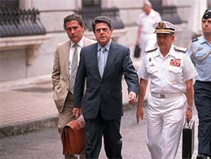 Federico Trillo, ayer, con el jefe del Estado Mayor de la Defensa, Moreno Barberá, camino del Congreso.