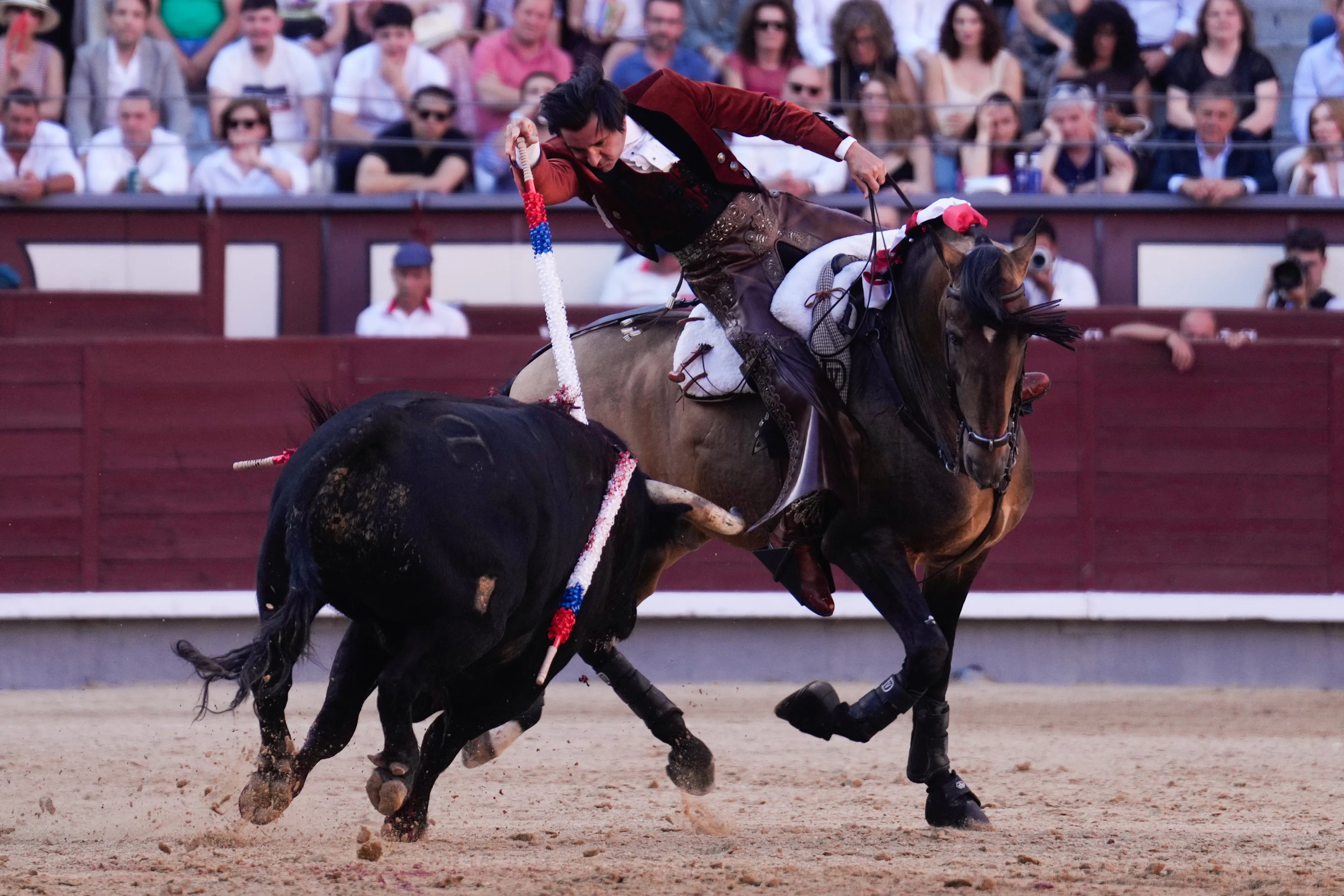 Diego Ventura clava una banderilla al primer toro de su lote.