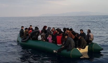Unidades de la Guardia Costera turca rescatan a migrantes irregulares, después de que las autoridades griegas los expulsaran hacia aguas territoriales turcas en Izmir (Turquía), el 22 de junio de 2023.