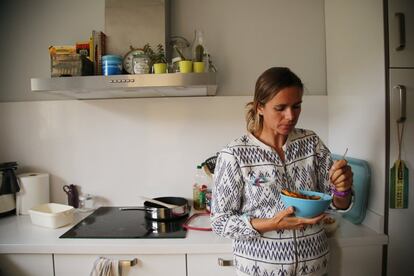 Marina Alabau comiendo en su casa de Tarifa, antes de salir a entrenar. "Estoy acostumbrada a comer de pie", dice antes de salir escopetada hacia Algeciras.