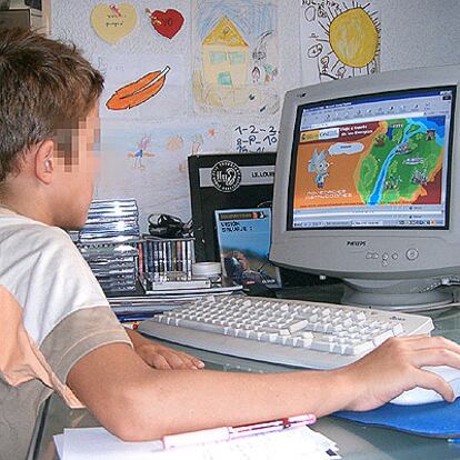 Un niño juega en Internet con el programa ecológico multimedia diseñado por IDAE.