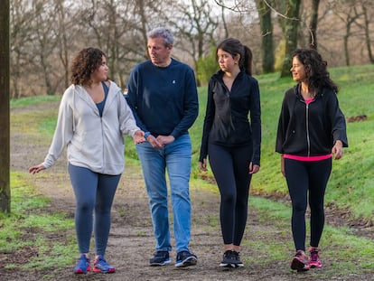 El presidente de la Xunta y candidato del PP, Alfonso Rueda, paseaba con su familia por el Monte Pedroso, en Santiago de Compostela, el sábado durante la jornada de reflexión.