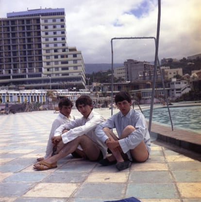 Paul McCartney, George Harrison y Ringo Star en el solario de las piscinas del Lido San Telmo, con el hotel Las Vegas detrás a la izquierda