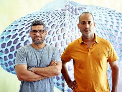 Los artistas Dagoberto Rodríguez (izquierda) y Marco Castillo, ante la acuarela 'Pabellón polen' durante la pasada Bienal de La Habana.