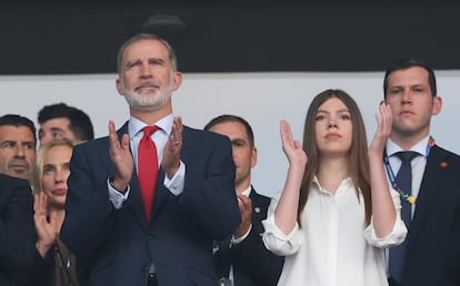 El rey Felipe y la infanta Sofía aplauden en la ceremonia previa a la final de la Eurocopa entre España e Inglaterra en Berlín. 