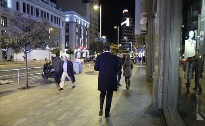 Tomás Gómez, d'esquena, ahir a la Gran Vía de Madrid.