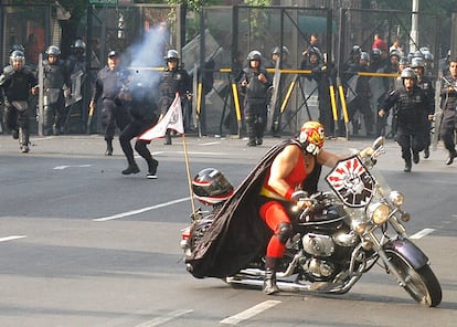 Y disfrazado de luchador enmascarado: de esta guisa se ha presentado este manifestante durante una protesta convocada por el Sindicato Mexicano de Electricistas (SME) para pedir mejoras laborales, frente a la sede de la empresa Luz y Fuerza del Centro, confiscada por el Gobierno en 2009.