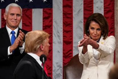 El presidente de los Estados Unidos, Donald Trump, llega a la Cámara de Representantes para pronunciar el discurso del Estado de la Unión, el 5 de febrero. Le aplauden la presidenta de la Cámara, Nancy Pelosi, y el vicepresidente Mike Pence.