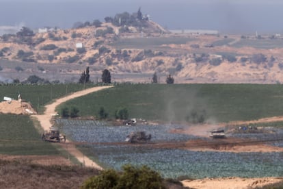 Tanques israelíes dentro de la franja de Gaza, en una imagen tomada este lunes desde la localidad israelí de Sderot.

