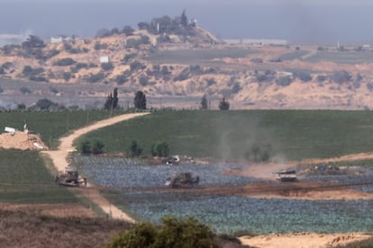 Tanques israelíes dentro de la franja de Gaza, en una imagen tomada este lunes desde la localidad israelí de Sderot.