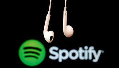 Spotify con unos auriculares de Apple.