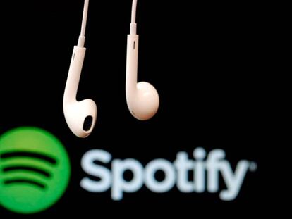 Spotify con unos auriculares de Apple.