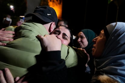 Prisioneros palestinos son recibidos tras ser liberados de una prisión israelí tras un acuerdo de alto el fuego entre Israel y Hamás, en la ciudad cisjordana de Ramala, la madrugada del jueves.