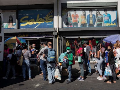 Un grupo de personas espera el transporte público el 29 de diciembre de 2020, en Caracas, Venezuela.