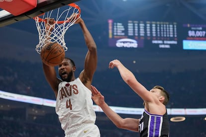 Un mate de Evan Mobley ante Domantas Sabonis, en el partido de este domingo.