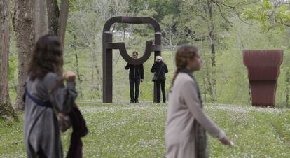 Tras ocho años cerrado al público el espacio creado por Eduardo Chillida en Hernani (Gipuzkoa) vuelve a abrir sus puertas.