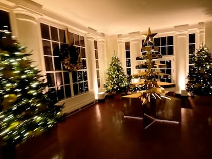 Biden felicita la Navidad con un recorrido a vista de dron para enseñar la decoración de la Casa Blanca