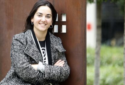 Arantza Ibarra, directora de la película 'Los Castigadores', ayer en la entrada de la Alhóndiga.