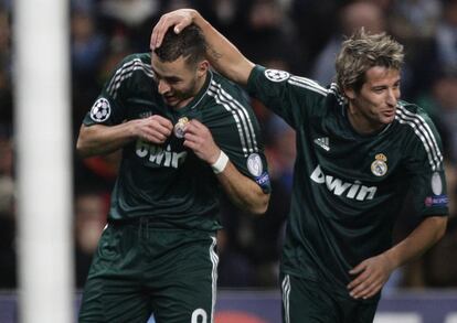 Benzema enseña el escudo del Madrid tras marcar.