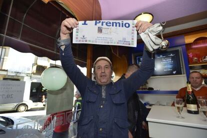 Francisco Castaño celebra el primer premio en la administración de Baeza.