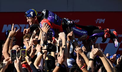 Jorge Martin celebra con sus compa?eros de equipo la victoria del campeonato, este domingo en Barcelona.