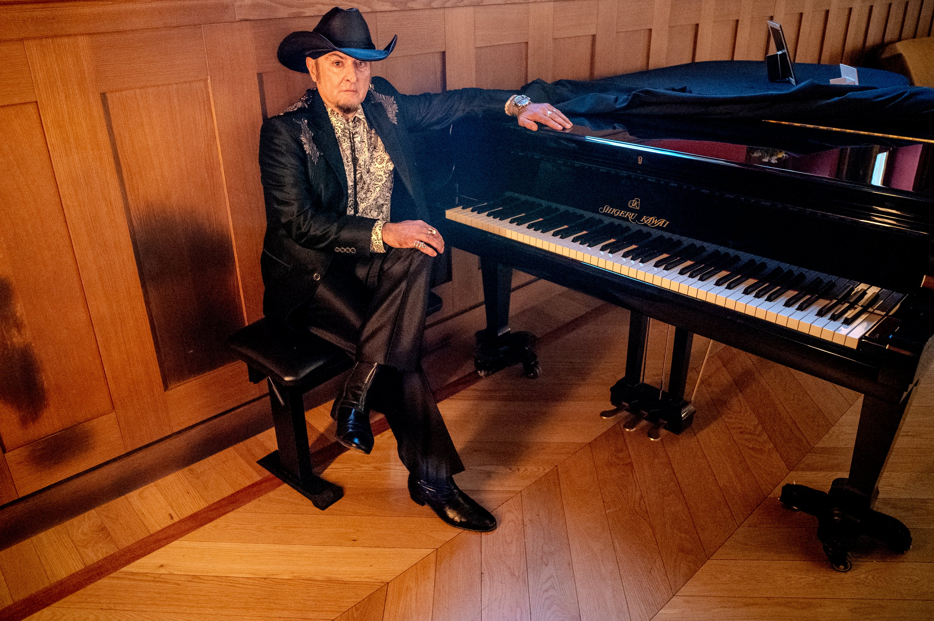 Carlos Segarra a las teclas del piano de la sala llamada La Cacharrería, en el Ateneo de Madrid.