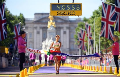 Inês Henriques cruza la meta como primera campeona mundial de 50km marcha de la historia.