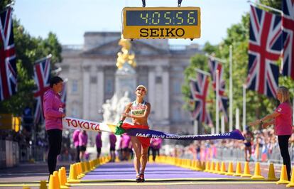 Inês Henriques cruza la meta como primera campeona mundial de 50km marcha de la historia.