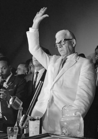 Juan Bosch saluda tras ser proclamado candidato a la presidencia de la República Dominicana en las elecciones del 1 de junio de 1966.