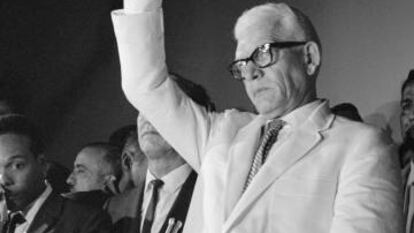 Juan Bosch saluda tras ser proclamado candidato a la presidencia de la República Dominicana en las elecciones del 1 de junio de 1966.