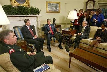 El presidente de EE UU, George W. Bush, ha comparecido ante la prensa tras el ataque franqueado por su proconsul en Irak, Paul Bremer (segundo por la izquierda), el secretario de Estado de Defensa, Donald Rumsfeld (segundo por la derecha) y la consejera de Seguridad Nacional (y encargada en Washington de la crisis iraqu), Condoleezza Rice, entre otros. Bush ha afirmado que Estados Unidos seguir en Irak pese a los ataques.