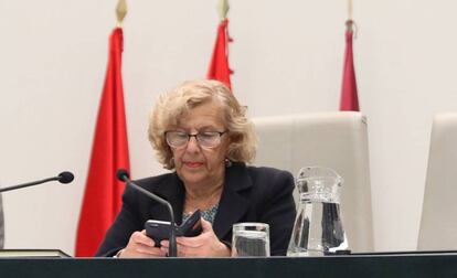 La alcaldesa de Madrid, Manuela Carmena, al inicio del pleno extraordinario sobre la muerte de un niño al caerle encima un árbol en el Retiro.