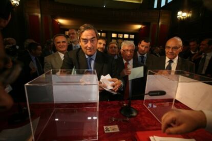 Joan Rosell, presidente de la patronal Fomento de Trabajo, votando hoy en las elecciones que le han dado la victoria