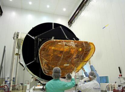 El telescopio espacial Planck es desempaquetado a su llegada al Centro Espacial Europeo en la Guyana Francesa, en Kourou, desde donde será lanzado.