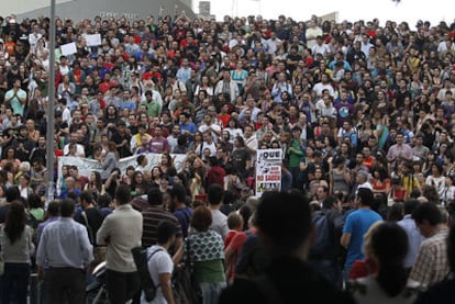 Integrantes de la plataforma 15-M, durante la concentración de ayer en la Plaza de la Encarnación de Sevilla.