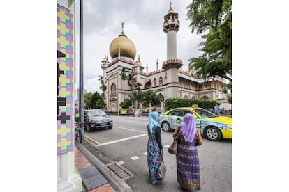 Costruida en 1824, el constante crecimiento de la comunidad musulmana en Singapur hizo que, un siglo después, necesitase una ampliación. Y en consonancia con la diversidad local, los nuevos planos mezclaban las temáticas árabe, turca y persa, todo ello rematado con una ornamentada cúpula dorada que corona la sala de oraciones.
