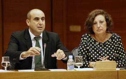 El secretario autonómico de Educación, Manuel Tomás, y la diputada Marisol Linares, en la comisión de las Cortes Valencianas.