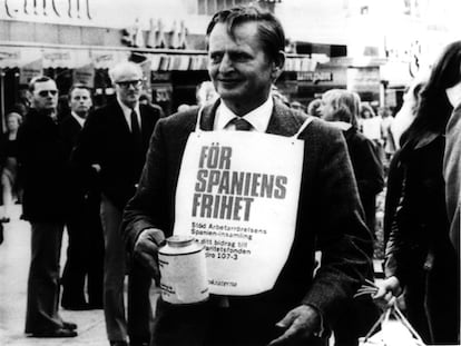 El primer ministro sueco, Olof  Palme, pide dinero para la oposición española, en octubre de 1975, en un mercado de Estocolmo.