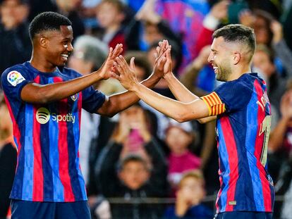 Jordi Alba celebra el gol del Barcelona junto a Ansu Fati.