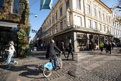 Este año el tradicional 'Best in Travel' de Lonely Planet, el ránking anual de la editorial viajera, es diferente: en lugar de apostar por los destinos que despuntarán el próximo año, ha querido realzar las voces más diversas y más locales. Los mejores lugares, productos turísticos, personas e historias viajeras que apuestan por la sostenibilidad, el apoyo a la comunidad y la diversidad en el turismo.<br></br> La segunda ciudad de Suecia se mantiene en cabeza del <a href="https://www.gds.earth/" target="_blank">Global Destination Sustainability Index</a>, el índice global de destinos sostenibles, y ha introducido una serie de soluciones para lograr no depender de los combustibles fósiles en 2020. Hoy por hoy, el 95% de sus hoteles tiene certificado verde, el 65% de su transporte público funciona con energía renovable y las credenciales ecológicas de los restaurantes se exponen como si fueran las insignias de grandes premios. Gotemburgo no siempre fue un ejemplo de sostenibilidad: durante muchas décadas fue una urbe industrial pero ha sabido transformarse en un centro de innovación, convirtiendo sus viejos almacenes del puerto en mercados de alimentación, las naves industriales en galerías de arte o los mataderos en bodegas de moda. <br><br> En 2021 celebrará su 400º aniversario y lo hará con un nuevo parque público completamente accesible: el <a href="https://www.goteborg.com/en/jubileumsparken/" rel="nofollow" target="_blank">Jubileumsparken</a>, donde todo el mundo puede bañarse en una piscina flotante, tomar el sol en una playa artificial o cultivar hortalizas en un huerto urbano sin tener que pagar nada. Además, cuenta con una impresionante sauna sobre el agua cuyos vestuarios se construyeron con 12.000 botellas recicladas. Esta ciudad sueca es también la cuna de muchas marcas sostenibles de ropa que no utilizan materiales tóxicos y que ofrecen sueldos decentes a sus trabajadores. También abundan los alojamientos sostenibles, los restaurantes que utilizan solo productos de proximidad y edificios que funcionan con energía alternativa. Incluso cuenta con un parque de atracciones, Liseberg, el más grande de Escandinavia, donde todas las atracciones funcionan con energía eólica renovable.