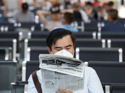 Un hombre con mascarilla, en el aeropuerto de Danang, Vietnam.