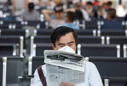 Un hombre con mascarilla, en el aeropuerto de Danang, Vietnam.