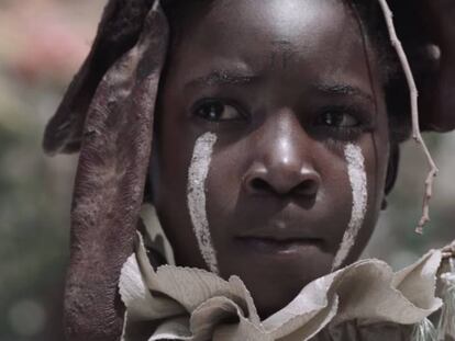 Fotograma de la película I'm not a Witch de la realizadora zambiana Rungano Nyoni.