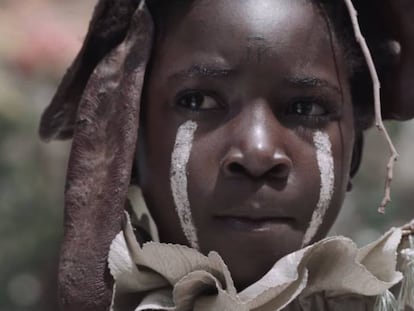 Fotograma de la película I'm not a Witch de la realizadora zambiana Rungano Nyoni.