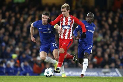 Antoine Griezmann (centro) flanqueado por los jugadores Gary Cahill (izquierda) y N'Golo Kante (derecha).