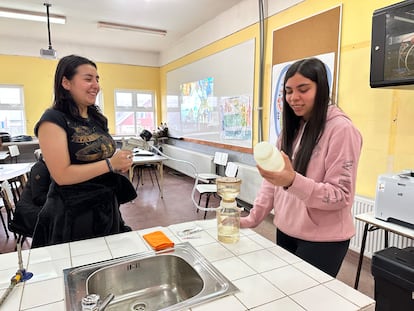 Estudiantes cuarto medio de liceo de Chaiten realizan filtrado de muestras.