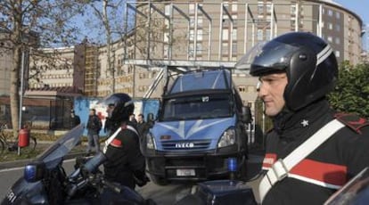 Carabineros montan guardia a la entrada del hospital de Milán donde está ingresado Berlusconi.